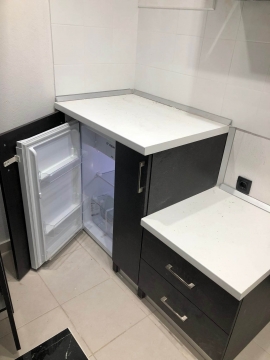 Συρτάρια αποθήκευσης από wegge βακελίτη και εντοιχισμένο ψυγείο σε επίπλωση κουζίνας σε φοιτητικό studio στο κέντρο της πόλης των Σερρών