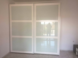 Ντουλάπα συρόμενη σε λευκή λάκα με λευκά λακαριστά κρύσταλλα